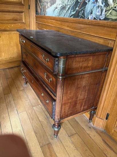 null Commode en acajou 

Vers 1800

Manque poignées, fentes et usures

H : 85 - L...