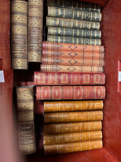null 
Deux caisses de livres : Le tour du monde, les causes célèbres, Shakespear,...