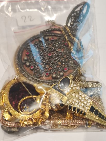 Lot de bijoux fantaisie, broches, bracelets,...