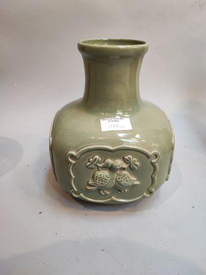 null CHINE, lot comprenant quatre vases dont un vase rouleau céladon vert (percé),...