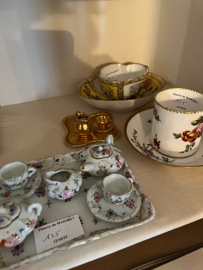 null Lot de porcelaine dont : 2 tasses allemandes, deux tasses litron dans le style...