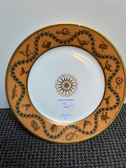 null PARIS, Manufacture de DesnuellesSuite de treize assiettes plates de forme circulaires...