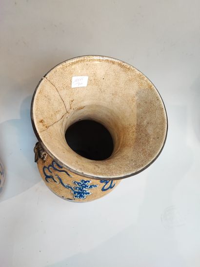 null Paire de vases Nankin à décor de chiens de fô (cassé recollé)

ht : 46 cm 

Lot...
