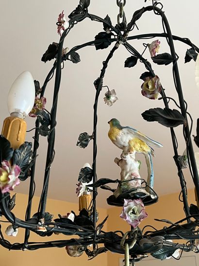null Suspension en fer forgé et porcelaine à décor de fleurs et d'oiseaux 

H : 76...