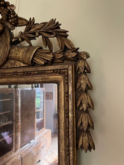 null Miroir en encadrement en bois et stuc doré, à l’amortissement 

acanthes, fleurs...