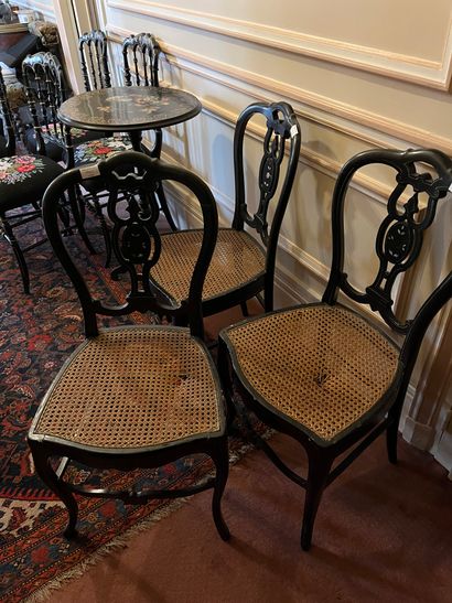 null Ensemble de mobilier laqué noir comprenant : 

Quatre chaises, 3 de chaises...