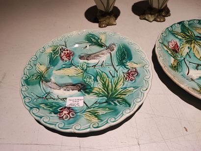 null Lot de céramiques : deux assiettes décor aux oiseaux en relief (marque corps...
