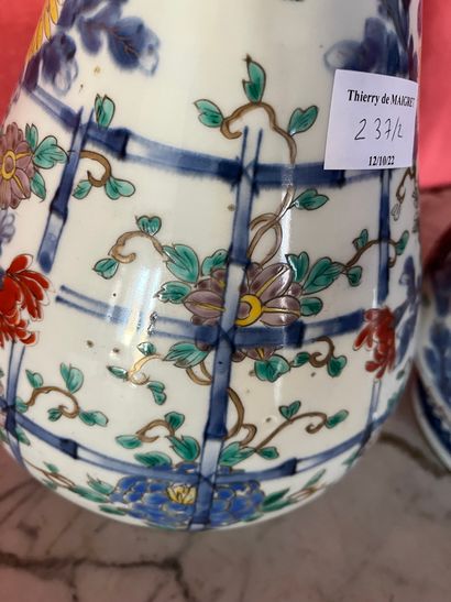 null JAPON, vase balustre en porcelaine à décor floral surf quadrillage. Haut.: 65...