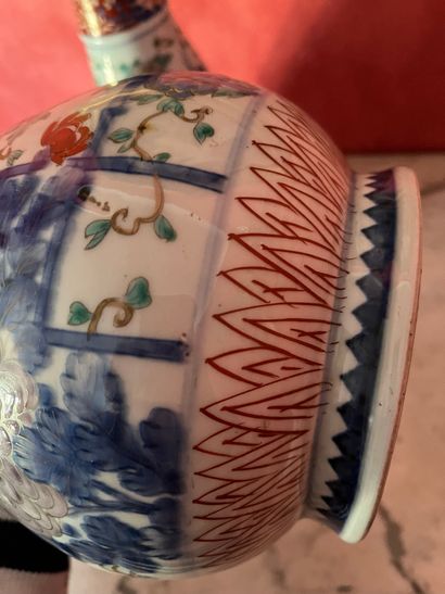 null JAPON, vase balustre en porcelaine à décor floral surf quadrillage. Haut.: 65...