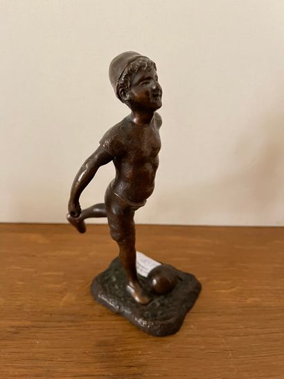 null P. LAMY

Jeune footballeur 

Petit bronze 

H : 18 cm