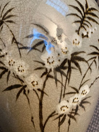 null COREEVase Meiping en grès porcelaineux à couverte céladon gris craquelé, décoré...