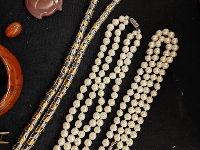 null Lot de bijoux fantaisie comprenant : deux colliers de perles, sautoir articulé...