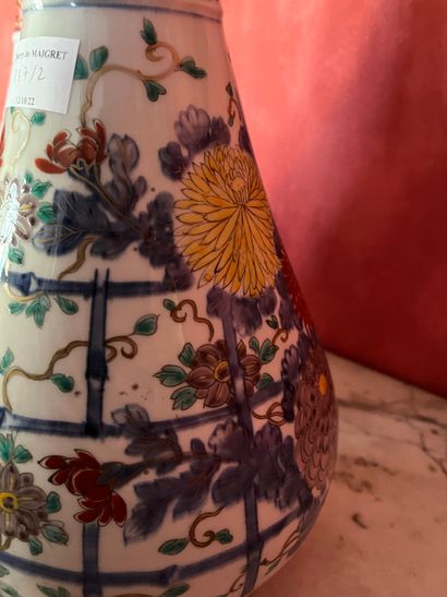 null JAPAN, baluster vase in porcelain with floral decoration on a grid pattern....