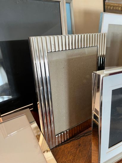 null Lot of small frames: metal, wood, imitation leather, plexi...

Wear, lot sold...