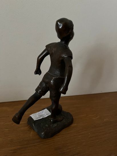 null P. LAMY

Jeune footballeur 

Petit bronze 

H : 18 cm