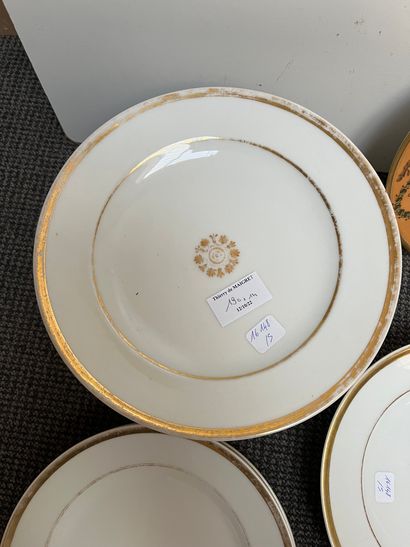 null PARIS, Manufacture de DesnuellesSuite de treize assiettes plates de forme circulaires...