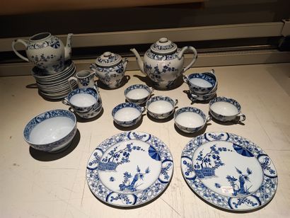 null Creil Montreau, partie de service à thé, à décor Japonisant en camaieu bleu...