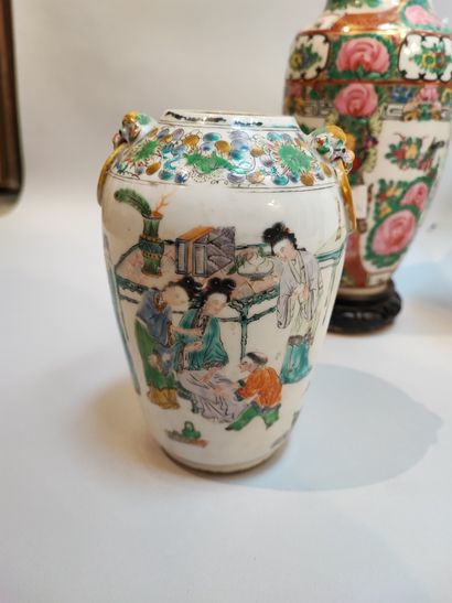 null CHINE

Llot comprenant un vase en Canton (monté en lampe) à décor polychrome...