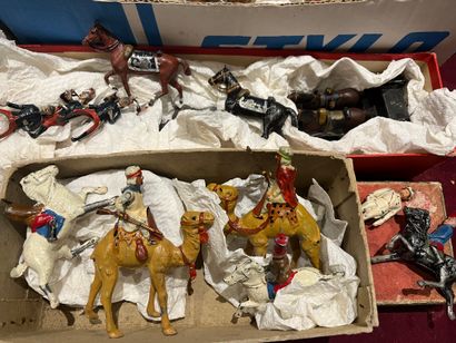 null Lot de soldats de plomb (3 boîtes) dont cavaliers, voitures à cheval, poilus,...