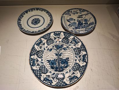 null Trois plats, deux en porcelaine, dans le goût de la Chine, dont un à décor barriére...