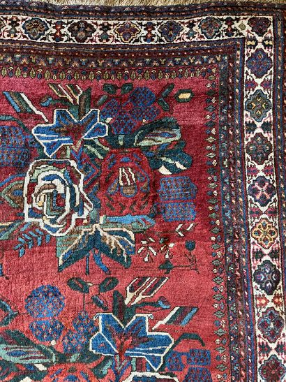 null Tapis fond rouge Caucase décor floral. Dim.: 180 x 150 cm environ. (quelques...