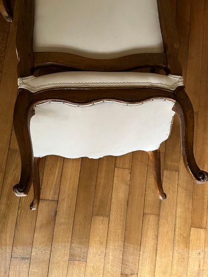 null Trois chaises et un fauteuil en hêtre naturel 

H : 90 - L : 58 - P : 50 cm...