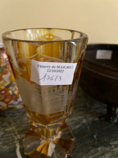 null Lot : Brule parfum tripode en bronze patiné, verre Bohême, un vase décoratif...