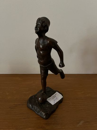P. LAMY

Jeune footballeur 

Petit bronze...