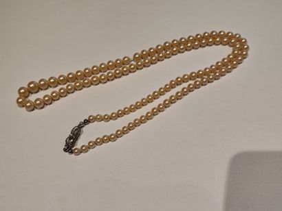 null Deux colliers de perles fantaisie, fermoir métal et strass.