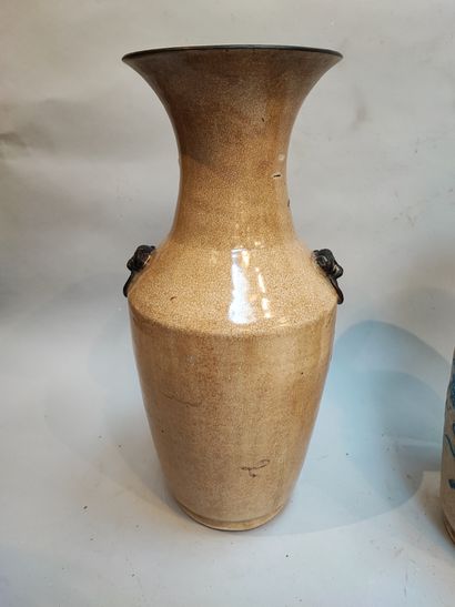 null Paire de vases Nankin à décor de chiens de fô (cassé recollé)

ht : 46 cm 

Lot...