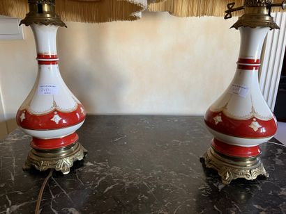 null Paire de lampes à pétrôle en porcelaine fond blanc et rouge, montées. Haut.:...