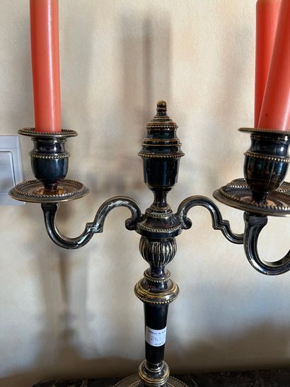 null Paire de candélabres à trois lumières de style Louis XVI. Haut.: 40 cm. (réf...