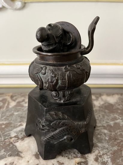 null JAPON

Brule parfum en bronze patiné à décor d'éléphants 

Accidents et manques...