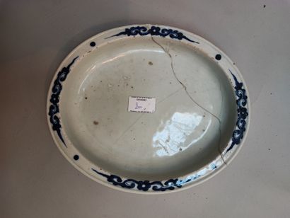 null CHINA 

Lot including a hexagonal openwork planter, an oval dish, two saucers,...