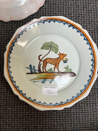 null NEVERSDeux assiettes en faïence décorées en polychromie pour l'une d'entre-elle...