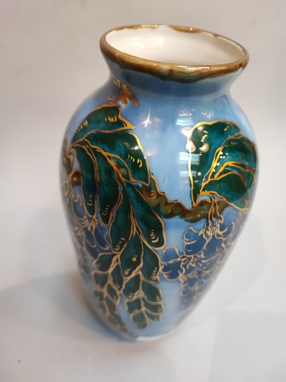 null Tharaud, Limoges Vase à fond bleu à décor de glycine

Marque au revers

H :...