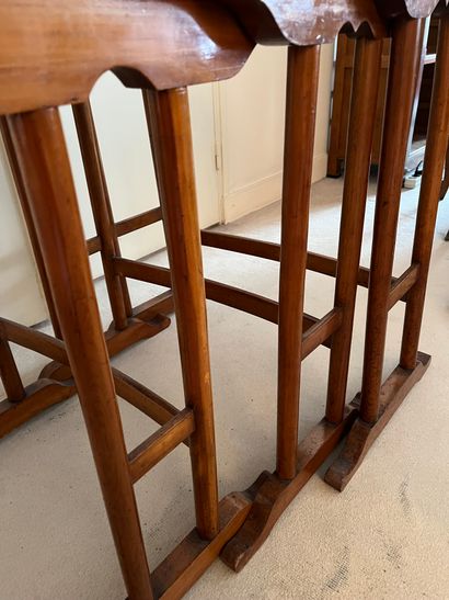 null Trois tables gigognes en bois et bois de placage

H (la plus haute) : 68 cm...