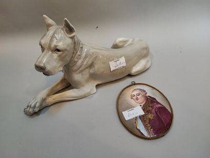 null Lot comprenant un chien en porcelaine (marque au revers) et une miniature représentant...