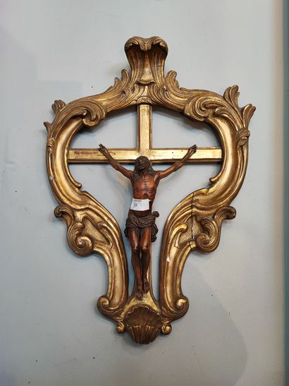 null Gilded wood and boxwood crucifix

Around 1800

Total height : 56 cm 

(ref 244)

(accidents,...