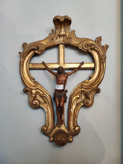 null Crucifix formant bénitier en bois doré et buis

Vers 1800

H totale : 56 cm...