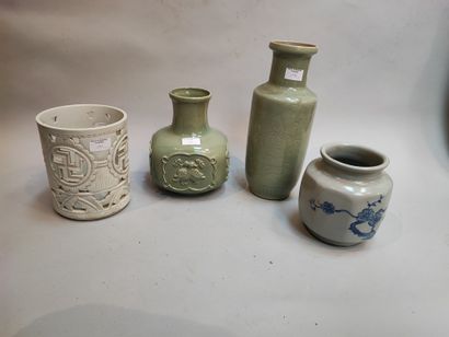 CHINE, lot comprenant quatre vases dont un...