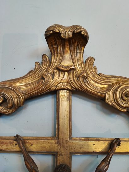 null Crucifix formant bénitier en bois doré et buis

Vers 1800

H totale : 56 cm...