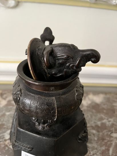 null JAPON

Brule parfum en bronze patiné à décor d'éléphants 

Accidents et manques...