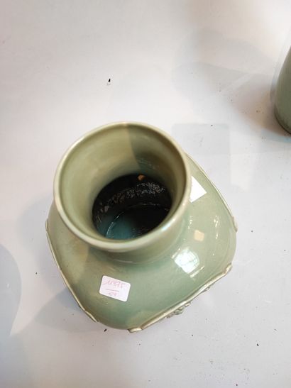 null CHINE, lot comprenant quatre vases dont un vase rouleau céladon vert (percé),...