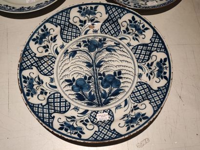 null Three dishes, two in porcelain, in the taste of China, one of which with a barriere...