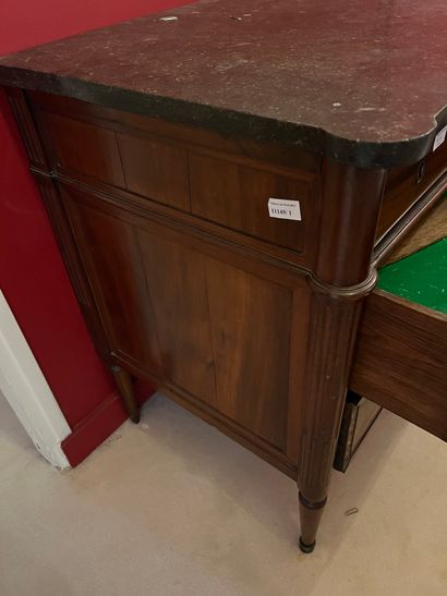 null Commode en acajou, cannelures, cinq tiroirs sur quatre rangs.

Marbre noir....