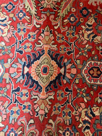 null Tapis Perse à fond rouge à décor de rinceaux 

375 x 275 cm environ

(usures)

(ref...