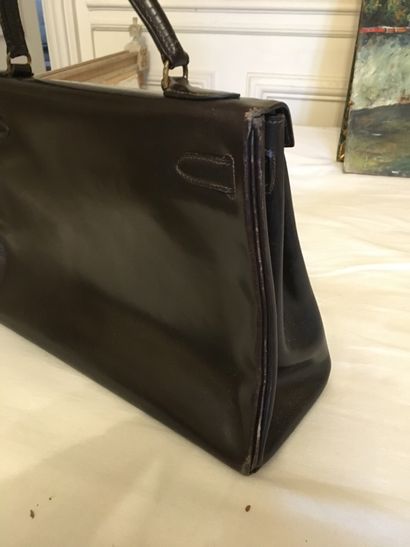 null 
HERMES Paris_Year 1981_Sac " Kelly " 32 cm in chocolate box leather, handle,...
