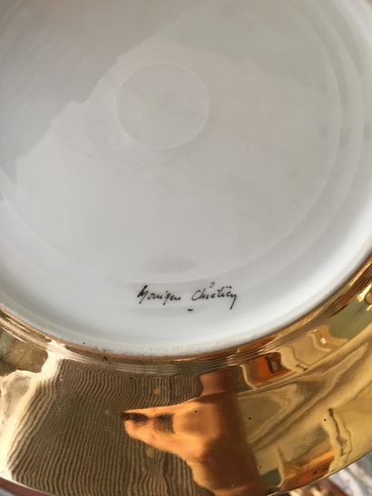null Sèvres. Assiette creuse en porcelaine blanche et or, décor de pampres (ref 20)....