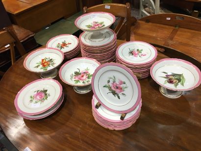 null 
Service à dessert en porcelaine, filet rose, décor floral_XIXème siècle_Comprenant...